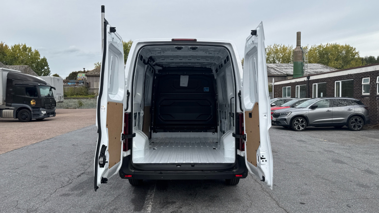 Renault Master Mwb Diesel Fwd MM35 Blue dCi 130 Advance Medium Roof Van